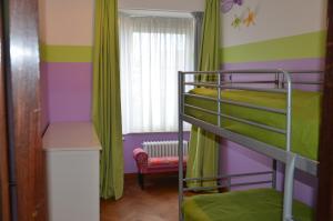オーステンデにあるHartenhuys Oostendeの二段ベッド2組、窓が備わる客室です。