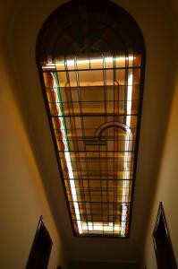 une lumière sur le plafond d'une pièce dans l'établissement Hartenhuys Oostende, à Ostende