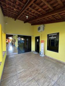 an empty lobby of a building with a basketball court at Pousada Rio Bonito in Bonito