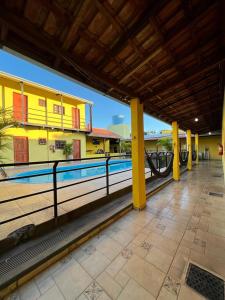 una piscina en un edificio con pista de tenis en Pousada Rio Bonito, en Bonito