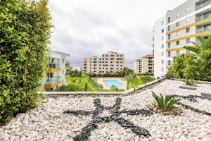 - Vistas a la piscina desde el edificio de apartamentos en Luxury poolside view apartment, en Funchal