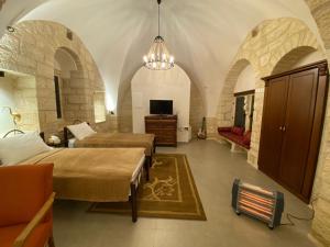 een slaapkamer met 2 bedden, een tv en een bank bij Star Street Studio in Bethlehem in Bethlehem