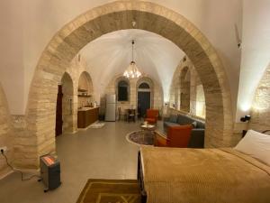 Star Street Studio in Bethlehem في بيت لحم: غرفة مع ممر مع سرير وغرفة معيشة