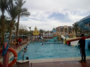 una piscina in un parco acquatico con persone di A two-room chalet in the village of Lale Land, Mirage Bay, Ecopark a Hurghada