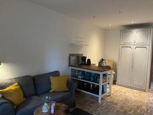 a living room with a couch and a table at Ferienapartments Engeln Eifel in Kempenich