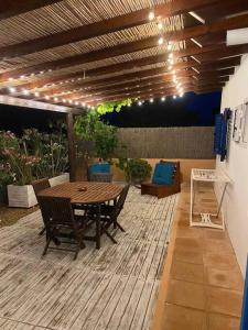 une terrasse en bois avec une table et des chaises en bois dans l'établissement Paradise, Porto Saler ET7104, à La Savina