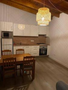 eine Küche mit einem Tisch und Stühlen sowie ein Esszimmer in der Unterkunft Paradise, Porto Saler ET7104 in La Savina