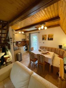Kuchyňa alebo kuchynka v ubytovaní Chalet Calla + 37 fotografií