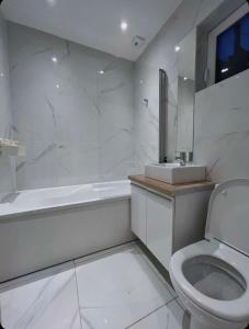 ein Badezimmer mit einem WC, einer Badewanne und einem Waschbecken in der Unterkunft Apparte/Hotel de Luxe in Melun