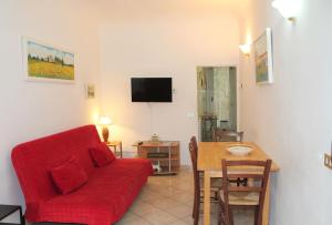 sala de estar con sofá rojo y mesa en Casa Naldi, en Florencia