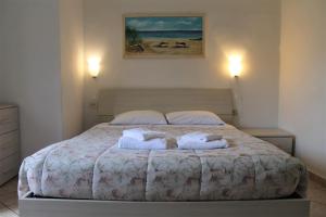sypialnia z łóżkiem z ręcznikami w obiekcie Casa Naldi we Florencji