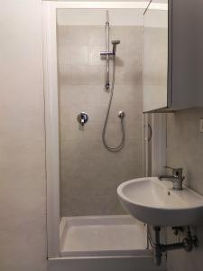 W łazience znajduje się umywalka i prysznic. w obiekcie Casa Naldi we Florencji