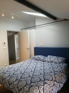 um quarto com uma cama com um edredão azul em Casa Bonita, nel cuore di Bologna em Bolonha