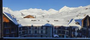 Vista generica sulle montagne o vista sulle montagne dall'interno dell'aparthotel