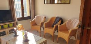 sala de estar con 4 sillas, mesa y TV en Holiday Home Alice House, en Ypres