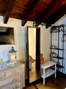 ein Ankleidezimmer mit einem Spiegel und einem Stuhl in der Unterkunft La casita de Olivia Espinaredo in La Villa