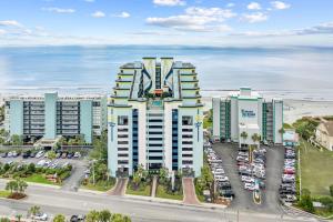 uma vista aérea de um edifício com estacionamento em Beautiful Direct Ocean Front North Myrtle Condo em Myrtle Beach