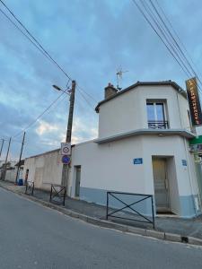 ein weißes Gebäude an der Straßenseite in der Unterkunft Apparte/Hotel de Luxe in Melun