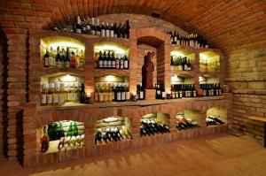 Penzion Siesta في فالتيس: جدار من الطوب مع مجموعة من زجاجات النبيذ