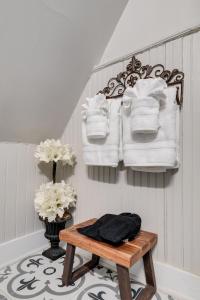 uma casa de banho com toalhas brancas e uma mesa em G7 central location museums free parking em Richmond