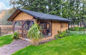 un piccolo capanno con un tetto solare su un prato di Awesome Home In Wersk With Sauna a Wersk