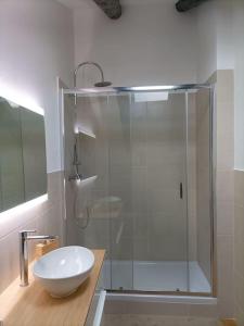 y baño con ducha acristalada y lavamanos. en Loving My Rooms 1 - Deliziosa Mansarda in Centro, en Gorizia