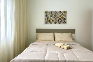Un dormitorio con una cama con un edredón blanco. en Casa em frente ao mar c lazer em Barra de São João, en Casimiro de Abreu