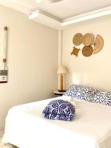 a bedroom with a bed with a pillow on it at Pousada OCEAN in Saquarema