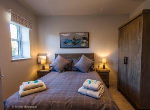 Säng eller sängar i ett rum på Molehill Cottage - New 2023 - EV Charger - Pets