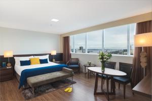 Cama ou camas em um quarto em Golden Tulip Porto Vitória