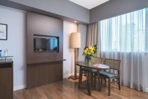 Uma TV ou centro de entretenimento em Golden Tulip Porto Vitória