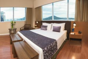 Cama ou camas em um quarto em Golden Tulip Porto Vitória
