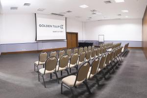 Área de negócios e/ou sala de conferências em Golden Tulip Porto Vitória