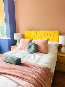 Bett mit Kissen darauf in einem Zimmer in der Unterkunft Muller residence in Bristol