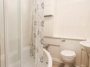 ホルムファースにあるRivendellのトイレとシャワー付きの白いバスルーム +34枚の写真