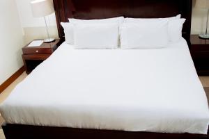 Una cama o camas en una habitación de Krisstar Lodge