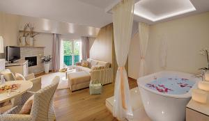 TV a/nebo společenská místnost v ubytování Hotel Sonnengut Wellness - Therme - Spa