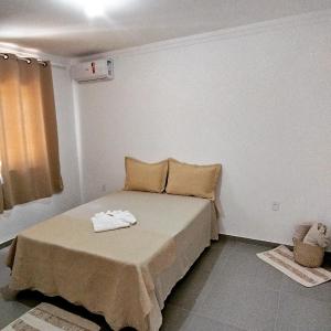 Apartamento Praia Taperapuan房間的床