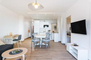 A kitchen or kitchenette at Apartamento Playa del Cura