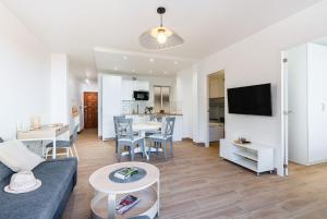 A television and/or entertainment centre at Apartamento Playa del Cura