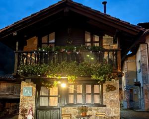 a building with a balcony with plants on it at La casita de Olivia Espinaredo in La Villa
