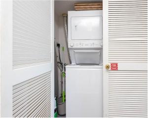 una cocina con nevera y microondas en Royal Palms Unit 906, en Gulf Shores 15 fotos más