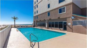 una piscina frente a un edificio en Royal Palms Unit 906, en Gulf Shores