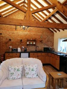 a living room with a couch in a kitchen at Poplar Cottage in Woodhall Spa