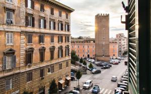 ローマにあるLa Torre Guest Houseの建物と塔のある街並みを望む