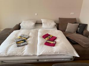 A bed or beds in a room at kleines Seeglück