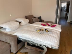 A bed or beds in a room at kleines Seeglück