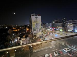 eine Stadt nachts mit Autos auf einer belebten Straße in der Unterkunft Apartment Gorazd in Skopje