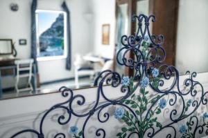 A bed or beds in a room at Capri magic house on the beach