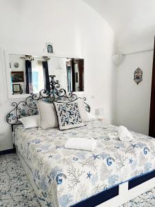 A bed or beds in a room at Capri magic house on the beach